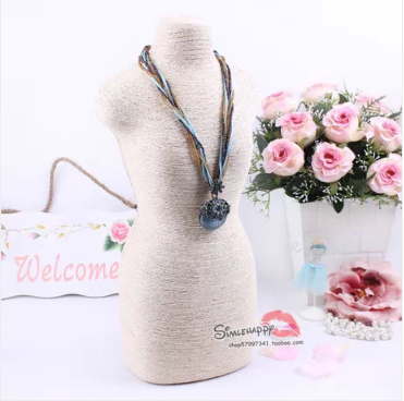 Modischer weißer Schmuck-Büste – Body Jewelry Plus Bewertung und Preis